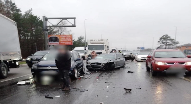 На Житомирській трасі зіштовхнулися пасажирський автобус та п’ять легковиків На Житомирській трасі зіштовхнулися пасажирський автобус та п’ять легковиків