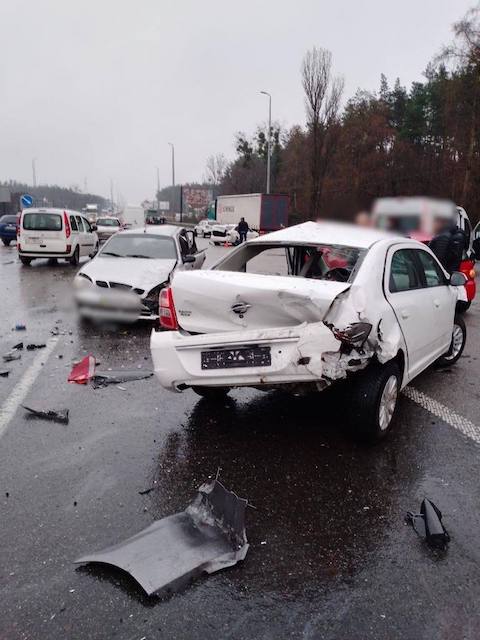 На Житомирській трасі зіштовхнулися пасажирський автобус та п’ять легковиків На Житомирській трасі зіштовхнулися пасажирський автобус та п’ять легковиків