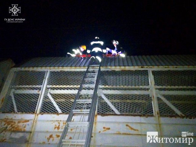У Бердичеві підлітка вдарило струмом, коли він виліз на вагон потяга.