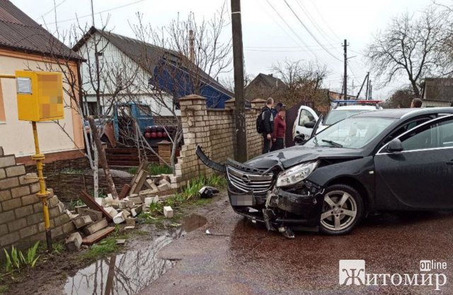 У Житомирі водій розтрощив паркан та свій Opel. ФОТО
