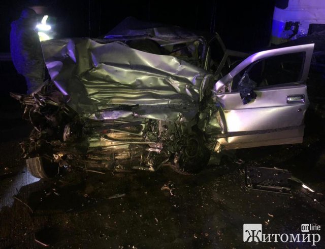 На Олевщині зіштовхнулись ВАЗ та вантажівка: загинув один водій. ФОТО