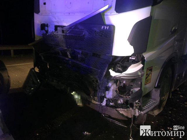 На Олевщині зіштовхнулись ВАЗ та вантажівка: загинув один водій. ФОТО