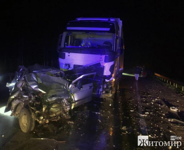На Олевщині зіштовхнулись ВАЗ та вантажівка: загинув один водій. ФОТО
