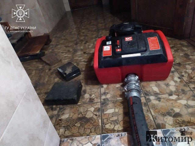 У Малині та Черняхові рятувальники відкачували воду. ФОТО