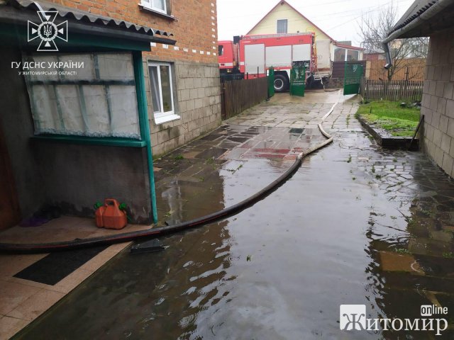 У Малині та Черняхові рятувальники відкачували воду. ФОТО