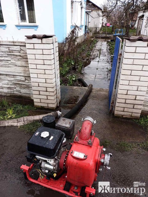 У Малині та Черняхові рятувальники відкачували воду. ФОТО