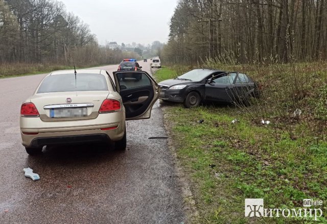 На Житомирщині у ДТП потрапили два автомобілі з дітьми. ФОТО