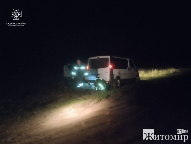 На Житомирщині рятувальники витягували бус волонтерки, що застряв у багнюці. ФОТО