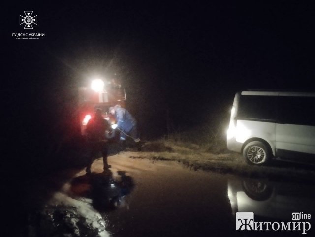 На Житомирщині рятувальники витягували бус волонтерки, що застряв у багнюці. ФОТО