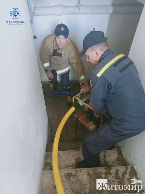 На Житомирщині рятувальники витягували бус волонтерки, що застряв у багнюці. ФОТО