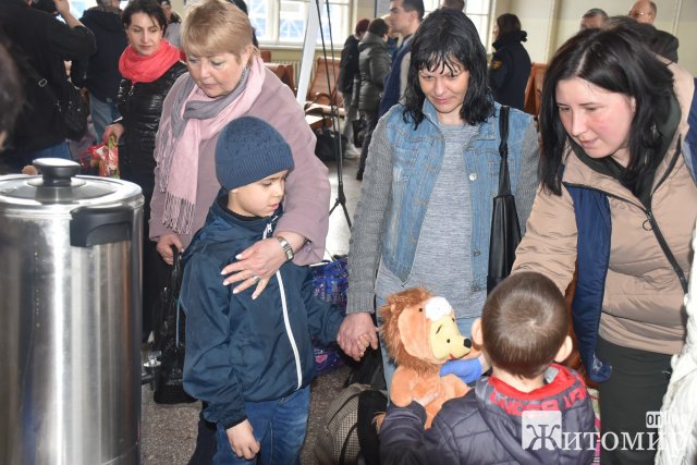У Житомирську область прибули 26 жителів Донеччини, яких евакуювали з районів, де тривають бойові дії. ФОТО