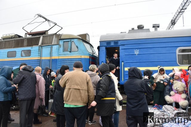 У Житомирську область прибули 26 жителів Донеччини, яких евакуювали з районів, де тривають бойові дії. ФОТО