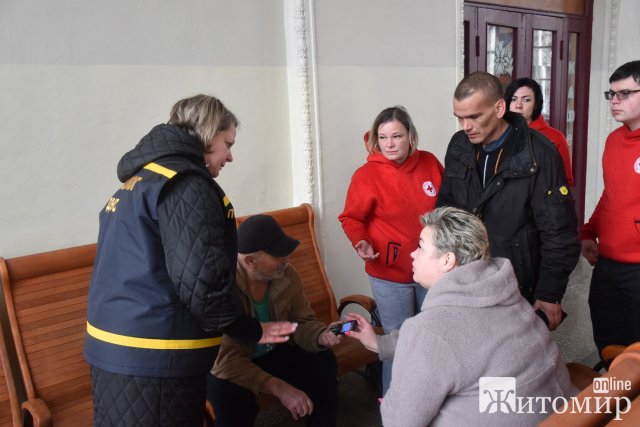 У Житомирську область прибули 26 жителів Донеччини, яких евакуювали з районів, де тривають бойові дії. ФОТО