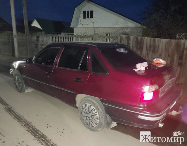 У місті на Житомирщині один з пасажирів поранив ножем у живіт водія таксі. ФОТО