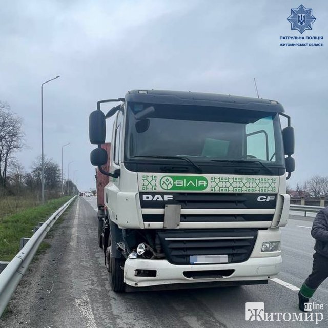 На трасі Київ-Чоп у Житомирській області Volkswagen зіштовхнувся з MAN, є потерпілі. ФОТО