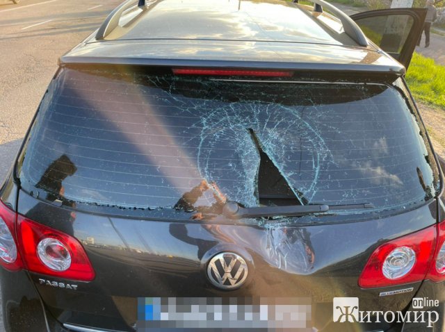 На Київському шосе в Житомирі Volkswagen зіштовхнувся з мотоциклом: двоє людей у реанімації. ФОТО