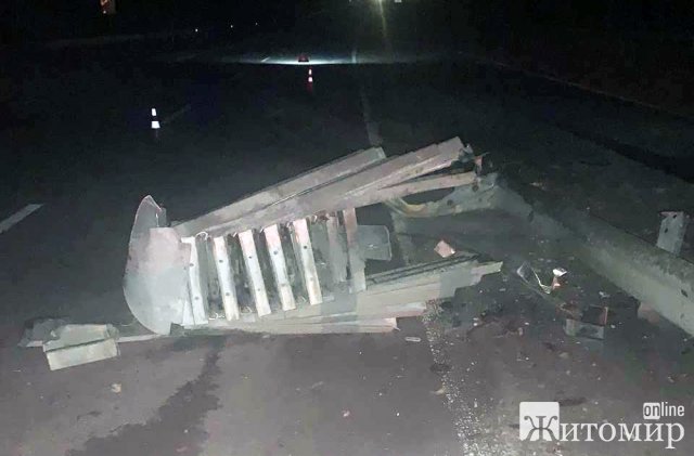 Неподалік Житомира Hyundai врізався у колесовідбійник:  двоє людей у лікарні. ФОТО