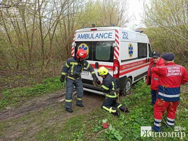 У селі Ружинської громади рятувальники витягували з багнюки "швидку". ФОТО