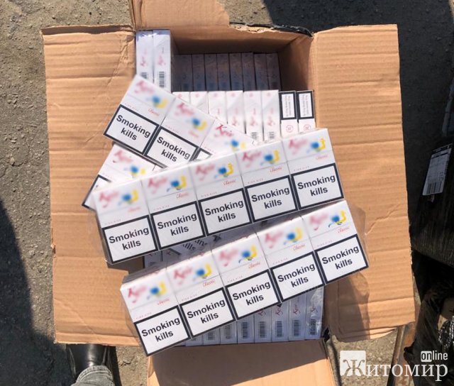 В одному з поштових відділень Бердичева поліцейські затримали чоловіка, який отримав блоки безакцизних цигарок. ФОТО