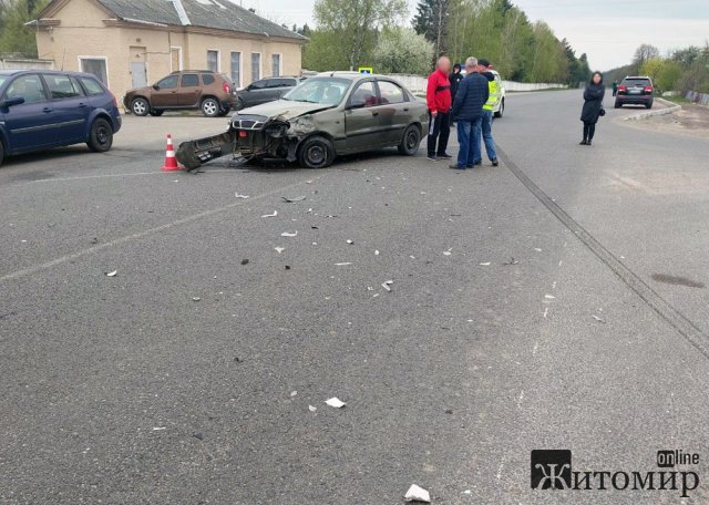 У Коростенському районі бус врізався у Lanos, а потім збив двох велосипедисток: жінки померли в лікарні. ФОТО