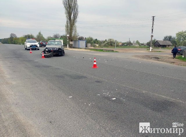У Коростенському районі бус врізався у Lanos, а потім збив двох велосипедисток: жінки померли в лікарні. ФОТО