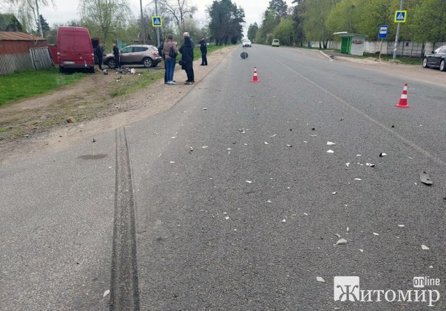 У Коростенському районі бус врізався у Lanos, а потім збив двох велосипедисток: жінки померли в лікарні. ФОТО