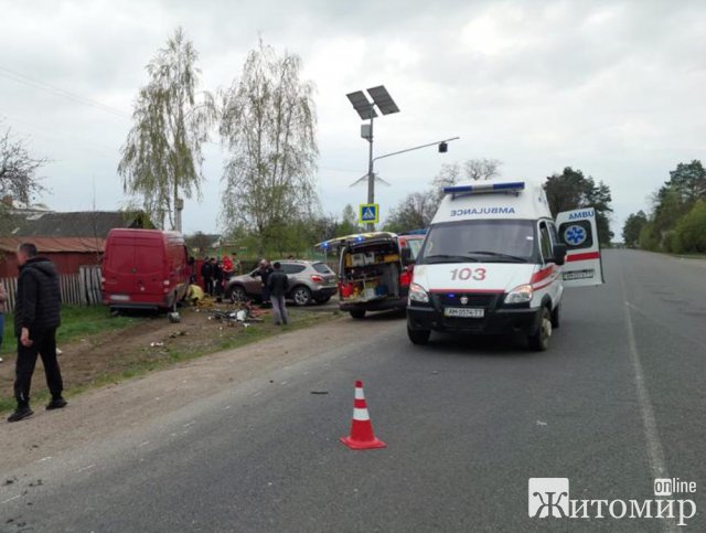 У Коростенському районі бус врізався у Lanos, а потім збив двох велосипедисток: жінки померли в лікарні. ФОТО
