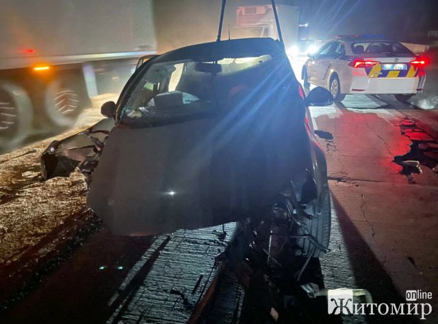 Неподалік Житомира Volkswagen в’їхав у бетонний блок: водій травмований. ФОТО