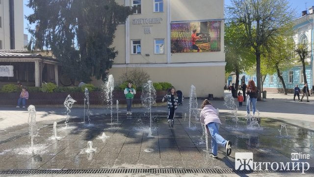 На Михайлівській в Житомирі запрацював фонтан. ФОТО