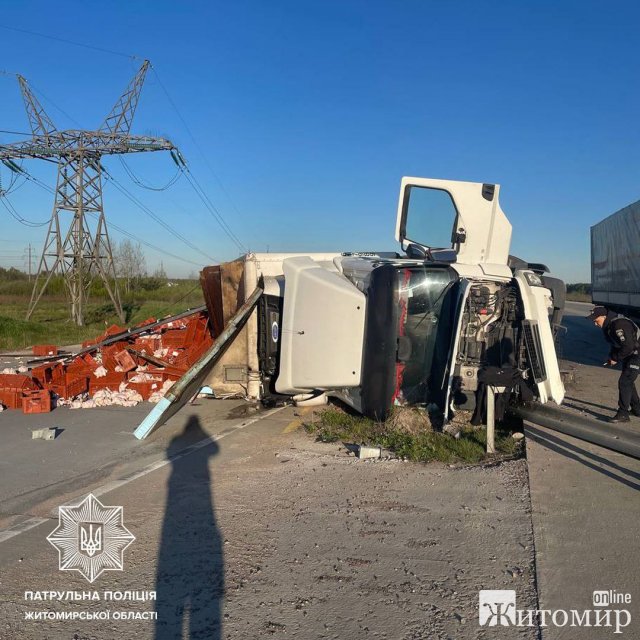 На трасі неподалік Житомира сталася ДТП за участі вантажівки. ФОТО