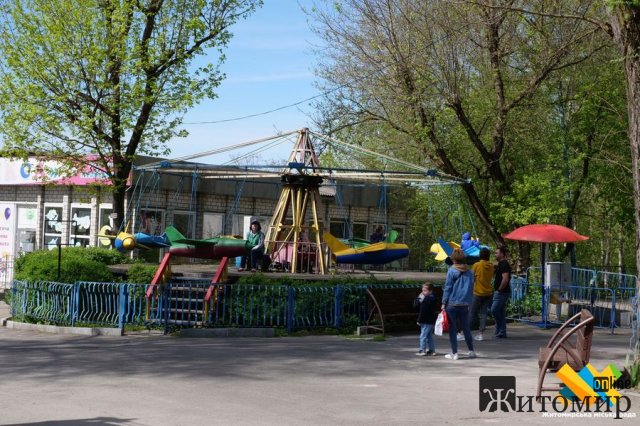 У житомирському парку розпочався сезон атракціонів. ФОТО