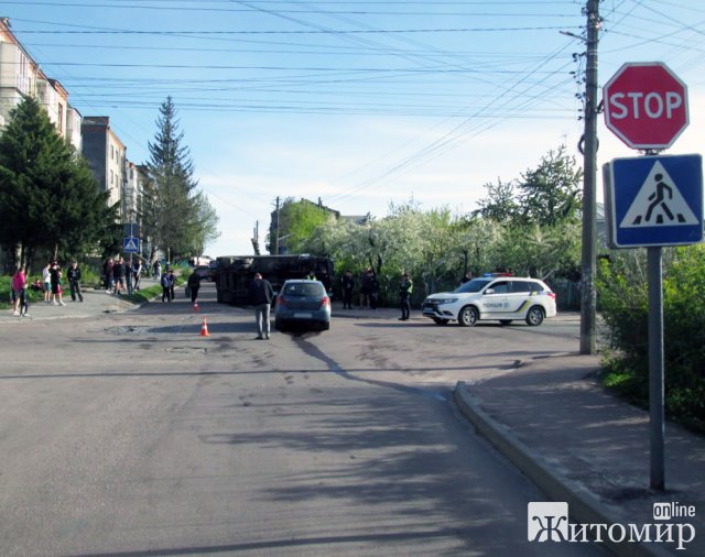 У Бердичеві Mercedes-Benz зіштовхнувся з Toyota Yaris: вантажівка стала на бік. ФОТО