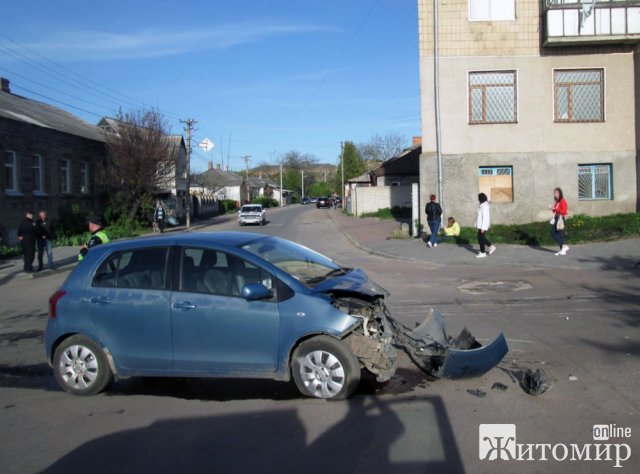 У Бердичеві Mercedes-Benz зіштовхнувся з Toyota Yaris: вантажівка стала на бік. ФОТО