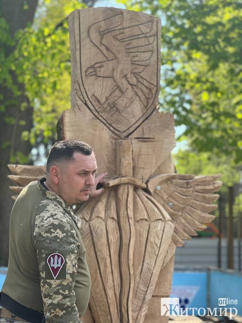 У Шодуарівському парку Житомира військовий 95-ки робить скульптуру з емблемою бригади. ФОТО