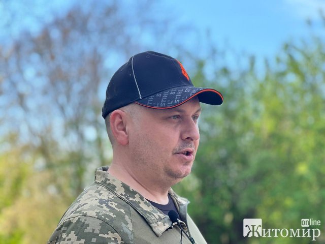 У Шодуарівському парку Житомира військовий 95-ки робить скульптуру з емблемою бригади. ФОТО