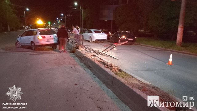 На Київській у Житомирі Volkswagen збив бар’єрну металеву конструкцію на розділювальній смузі. ФОТО