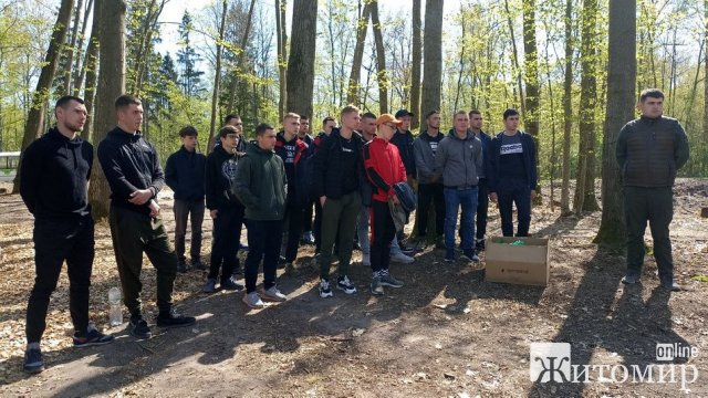 У Житомирській області студенти з лісівниками засадили дубами та соснами 40 сотих лісу. ФОТО