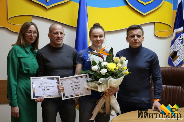 Чемпіонка Європи з вільної боротьби та її тренер у Житомирській міськраді отримали сертифікати на грошові винагороди 