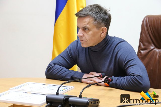 Чемпіонка Європи з вільної боротьби та її тренер у Житомирській міськраді отримали сертифікати на грошові винагороди 