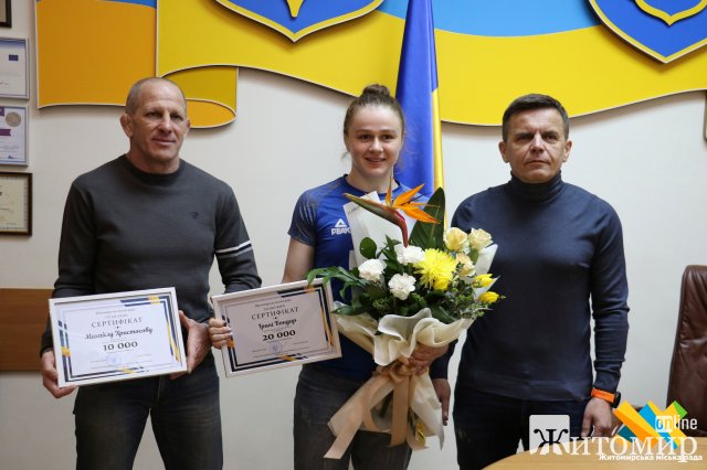 Чемпіонка Європи з вільної боротьби та її тренер у Житомирській міськраді отримали сертифікати на грошові винагороди 