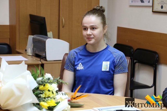 Чемпіонка Європи з вільної боротьби та її тренер у Житомирській міськраді отримали сертифікати на грошові винагороди 
