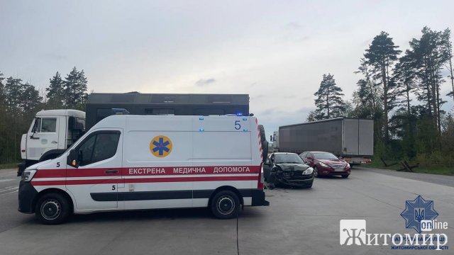 Через ДТП біля Житомира, рух транспорту в напрямку Києва частково ускладнений. ФОТО