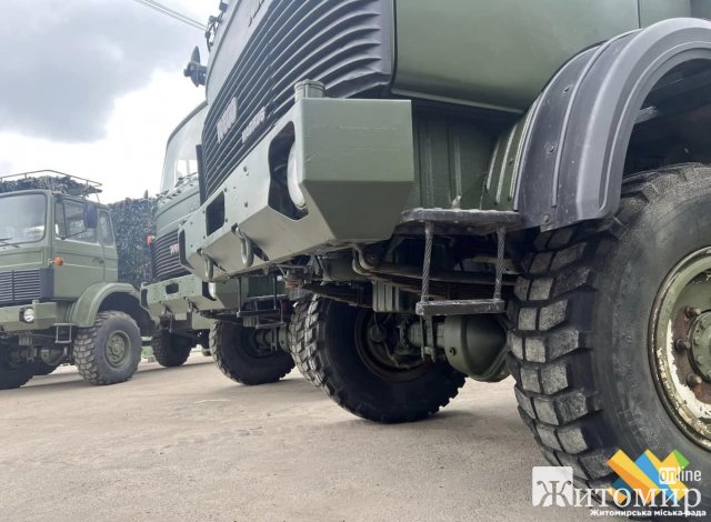 Військовим частинам, які базуються на Житомирщині, передали 4 вантажівки. ФОТО