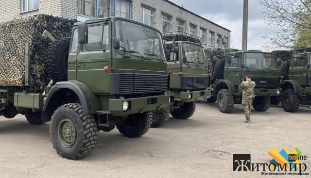 Військовим частинам, які базуються на Житомирщині, передали 4 вантажівки. ФОТО