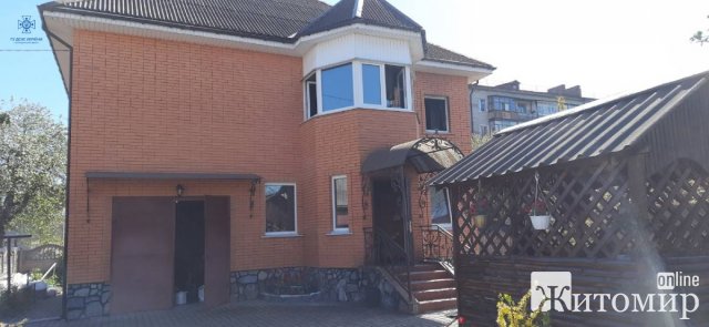 У Звягелі горів двоповерховий дім: постраждало подружжя. ФОТО