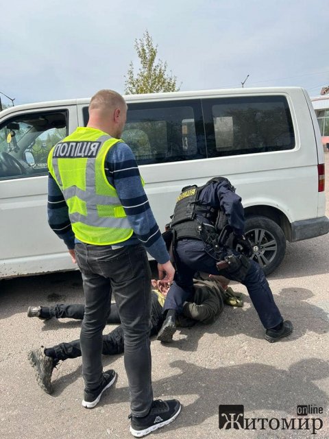 На Житомирщині працівник військкомату разом із подільником торгував боєприпасами. ФОТО. ВІДЕО