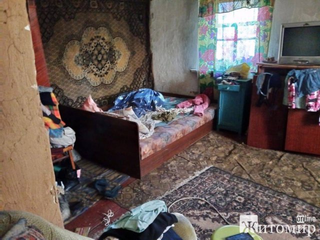 Жителі Житомирщини обурюються, що Служби у справах дітей роблять перевірки для "галочки", а не допомагають