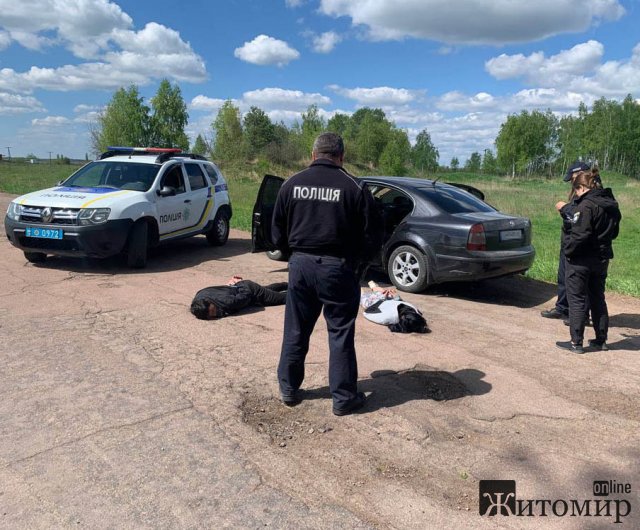 "Спокусились" на посвідчення та 800 грн - поліцейські затримали жінок та чоловіка, які обікрали оселю жителя Житомирщини. ФОТО