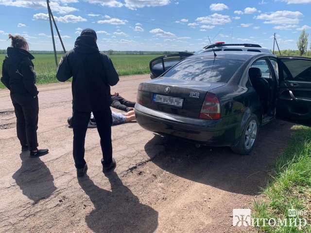 "Спокусились" на посвідчення та 800 грн - поліцейські затримали жінок та чоловіка, які обікрали оселю жителя Житомирщини. ФОТО
