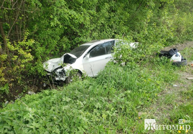 На трасі біля Житомира Honda врізалась у Skoda, яка потім зіткнулась з Mercedes: є потерпілий. ФОТО